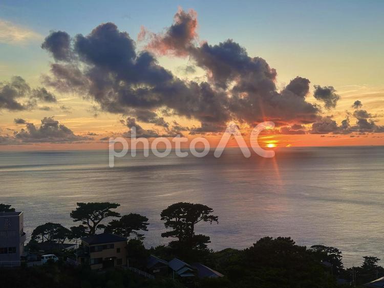 御蔵島から見た夕日 夕日,海,夕焼けの写真素材