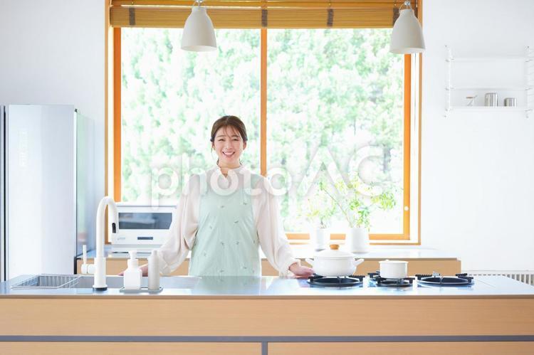笑っているエプロンの女性 女性,料理,母の写真素材