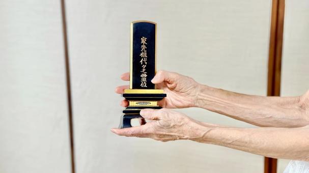 襖の前で位牌を持つ高齢女性の手元 襖の前で位牌を持つ高齢女性の手元 位牌,拝む,女性の写真素材