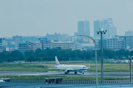 夏の午前 福岡空港の風景 夏の午前 福岡空港の風景 飛行機,航空機,旅客機の写真素材