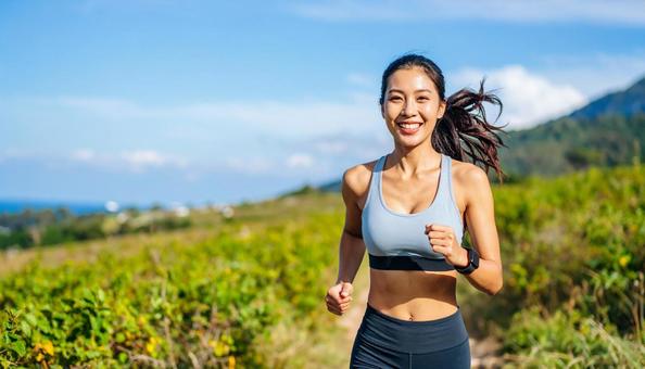 ランニングする若い日本人女性 ランニングする若い日本人女性の写真