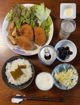 クリームコロッケと蓮根炒とレタス等の夕食 夕食,ご飯,あきたこまちの写真素材