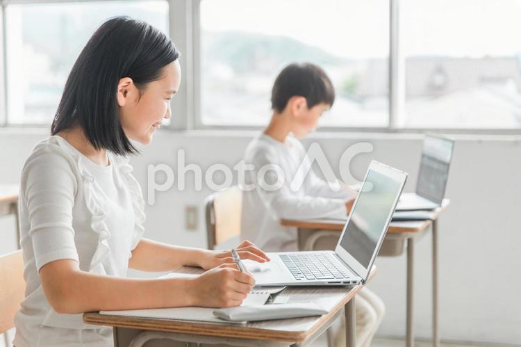 勉強する日本人の子供（ICT教育・授業） 学校,教育,ict教育の写真素材