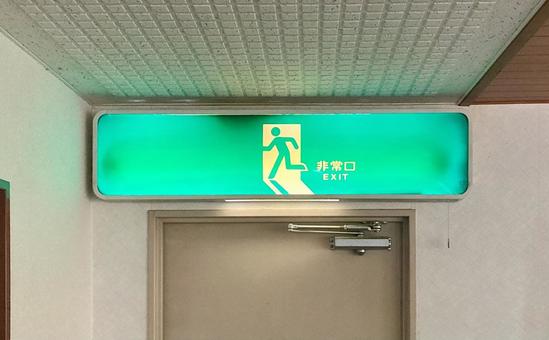 非常口・非常扉の上の緑の光の案内 非常口,非常扉,ドアの写真素材