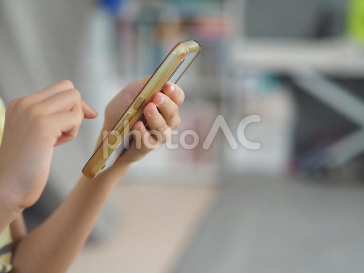 スマホを操作する子供の手 スマホ,子供,小学生の写真素材