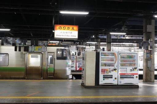 札幌駅に停車している列車 札幌,札幌駅,さっぽろ駅の写真素材
