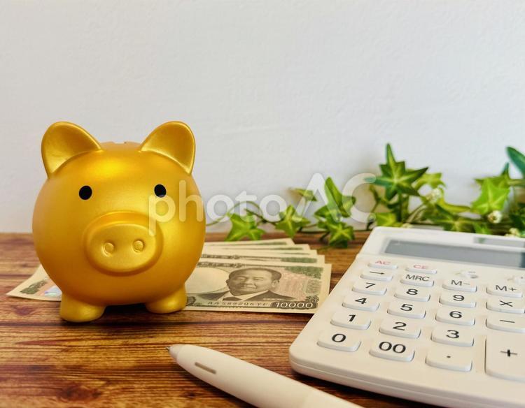 お金の管理 貯金箱,電卓,お金の写真素材