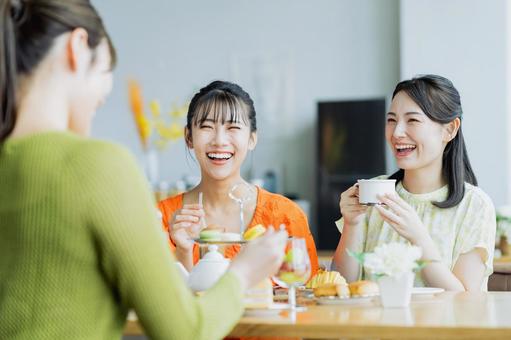 カフェでくつろぐ若い女性 カフェでくつろぐ若い女性 カフェ,女性,アフタヌーンティーの写真素材