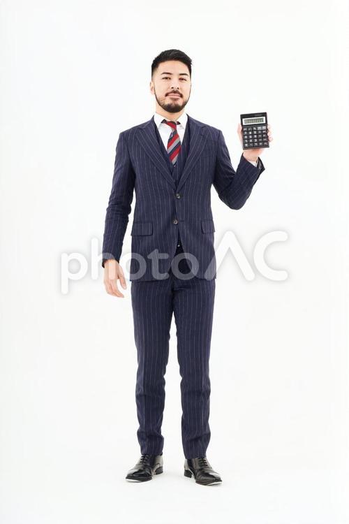 電卓を持つスーツ姿の男性 ビジネス,計算機,企業の写真素材