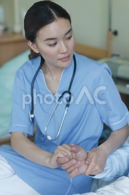 患者の手を触る女性医師2 看護師,医師,アジア人の写真素材