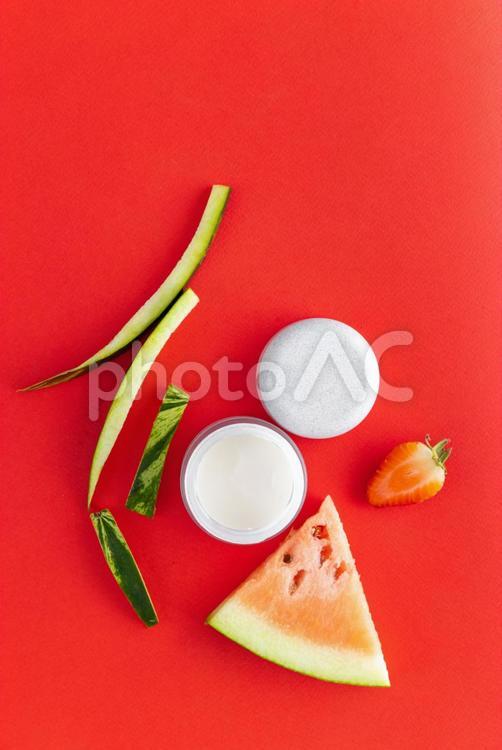 スイカとイチゴとクリームジャー（赤背景） モックアップ,物撮り,化粧品の写真素材