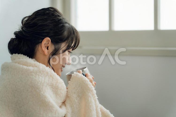 冬の寒い日に白湯・お湯を飲むアジア人女性 女性,白湯,冬の写真素材