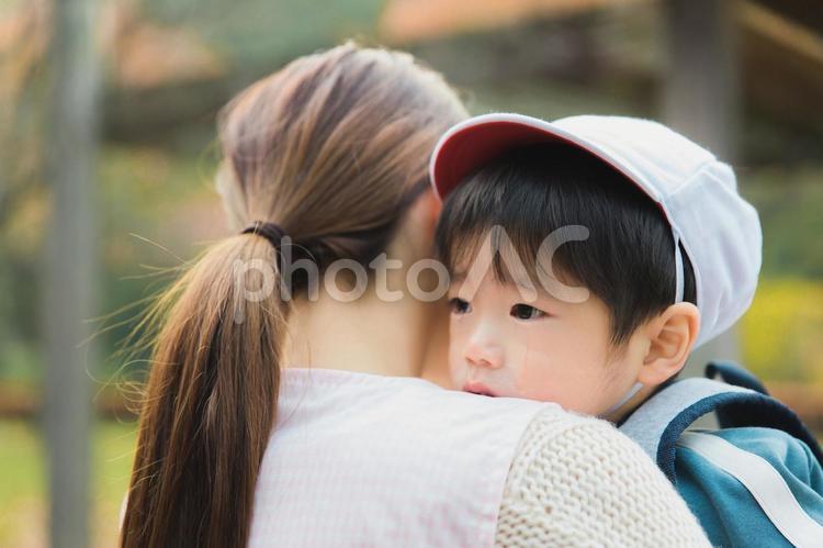 公園を散歩・遠足する保育士の女性と園児 保育園,子供,ぐずるの写真素材
