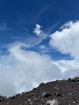 山頂から見上げる青空と雲 山頂から見上げる青空と雲の写真