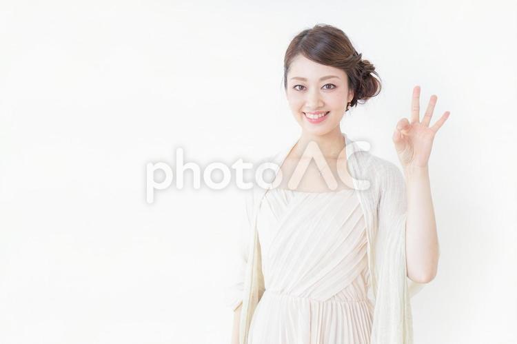 OKサインをする女性 結婚式,かわいい,クラブの写真素材