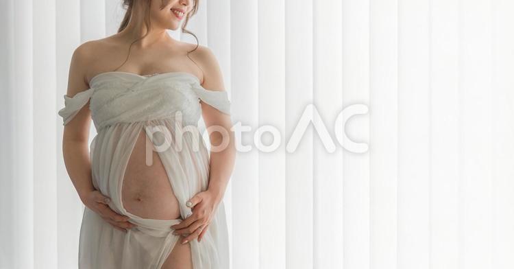 マタニティフォトの撮影をする妊婦の女性 妊婦,授かり婚,妊娠の写真素材
