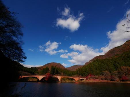 背景に合う秋の碓氷湖の写真