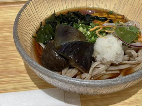 七穀うどん〜野菜とわかめ 七穀うどん〜野菜とわかめの写真