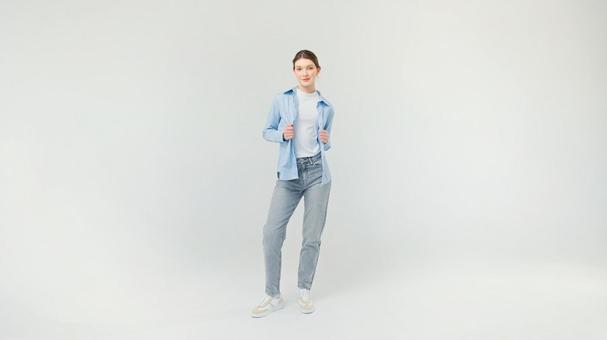 青いシャツを掴みポーズする女性 青いシャツを掴みポーズする女性の写真