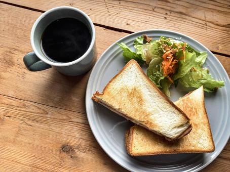 カフェで休憩　ホットサンド ホットサンド,サンドイッチ,カフェの写真素材