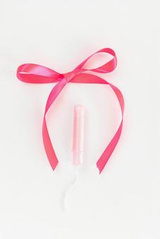 タンポンとピンク色のリボン 生理,月経,生理用品の写真素材