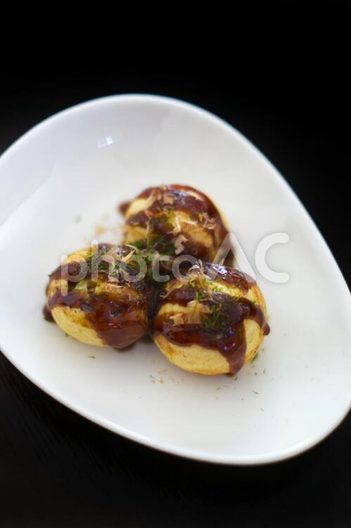 手作りタコ焼きとソース_黒背景 たこ焼き,たこやき,タコヤキの写真素材