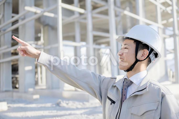 指差す作業員 指差す作業員 男性,作業員,現場監督の写真素材