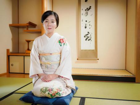 33：和服で微笑んでいる女性 着物,ご挨拶,ごあいさつの写真素材