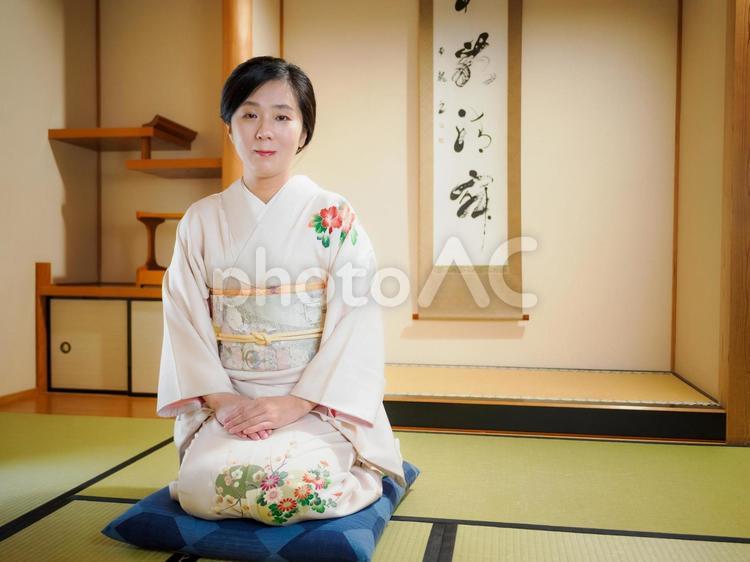 33：和服で微笑んでいる女性 着物,ご挨拶,ごあいさつの写真素材
