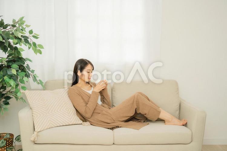 お茶を飲む女性(温活・ソファ) お茶を飲む女性(温活・ソファ) コーヒー,ソファ,女性の写真素材