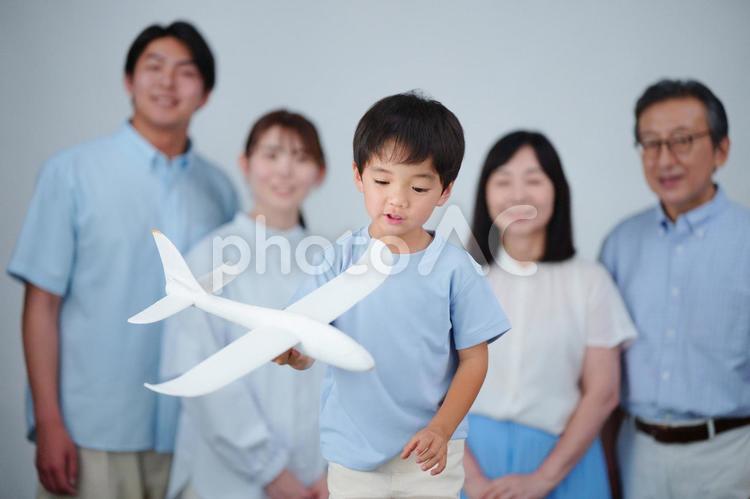 持っている飛行機を見る男の子 男の子,飛行機,持つの写真素材