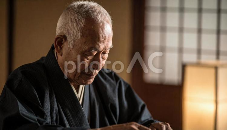 うつむいている日本人シニア男性 シニア男性,男性,悩むの写真素材