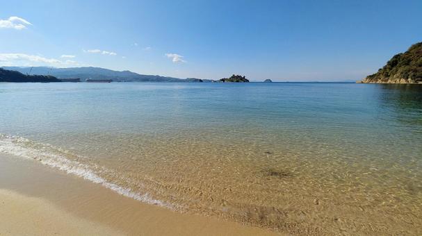穏やかな日の波紋 今治市,大西町,鴨池海岸の写真素材