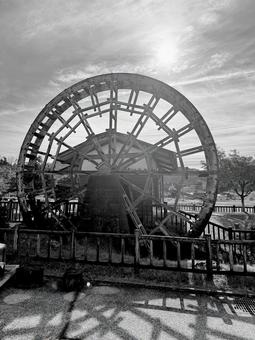 11月　秋の竹田水車メロディーパーク モノクロ,白黒,電線の写真素材