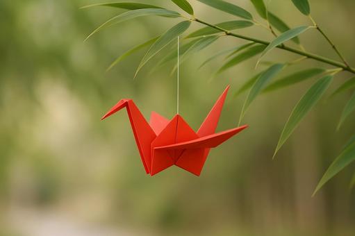竹枝に揺れる赤い折り鶴 竹枝に揺れる赤い折り鶴の写真