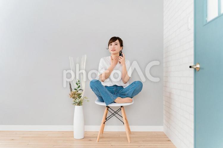 首をスキンケアするアジア人女性 ネックケア,首,スキンケアの写真素材