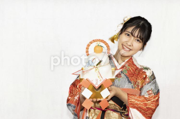 鏡餅を持つ振り袖の女性（白バック）2 振り袖,女性,日本人の写真素材
