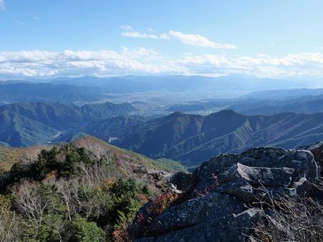 乾徳山山頂から望む甲府盆地 乾徳山山頂から望む甲府盆地 乾徳山,山梨市,山岳の写真素材