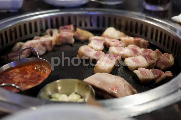 韓国料理屋にて調理中のサムギョプサル サムギョプサル,韓国,グルメの写真素材