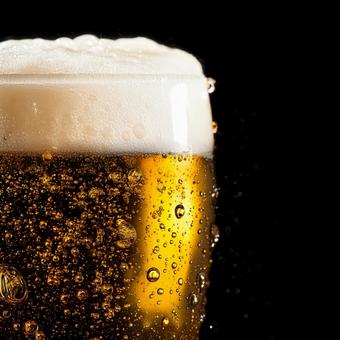 泡がたっぷりのビール 泡がたっぷりのビールの写真