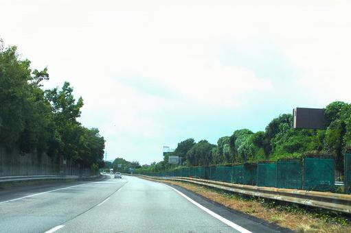 東名高速道路 深緑の風を切って走る 東名高速道路 深緑の風を切って走るの写真