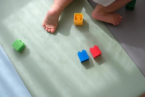 カラフルなブロックと赤ちゃんの足 カラフルなブロックと赤ちゃんの足 赤ちゃん,ブロック,おもちゃの写真素材