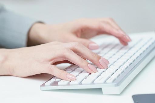 パソコンのキーボードを打つ女性の手元  キーボード,タイピング,ボディパーツの写真素材