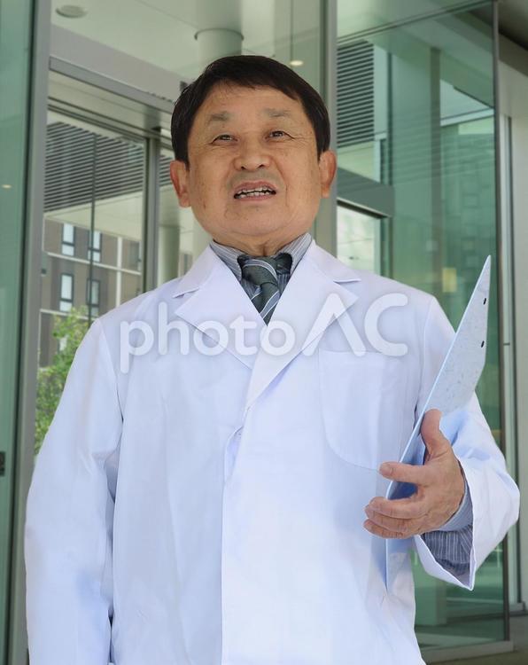 ファイルを持つ医者 医者,医師,ドクターの写真素材
