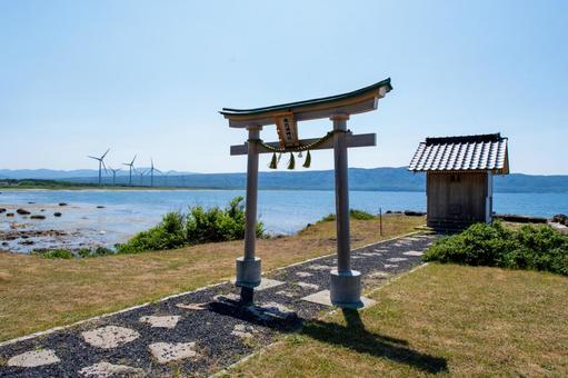 恵比須神社と風力発電タービン 恵比須神社と風力発電タービン 神社,鳥居,風車の写真素材