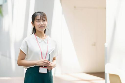 オフィスで働く若いビジネスウーマン オフィスで働く若いビジネスウーマン ビジネスウーマン,若い,女性の写真素材