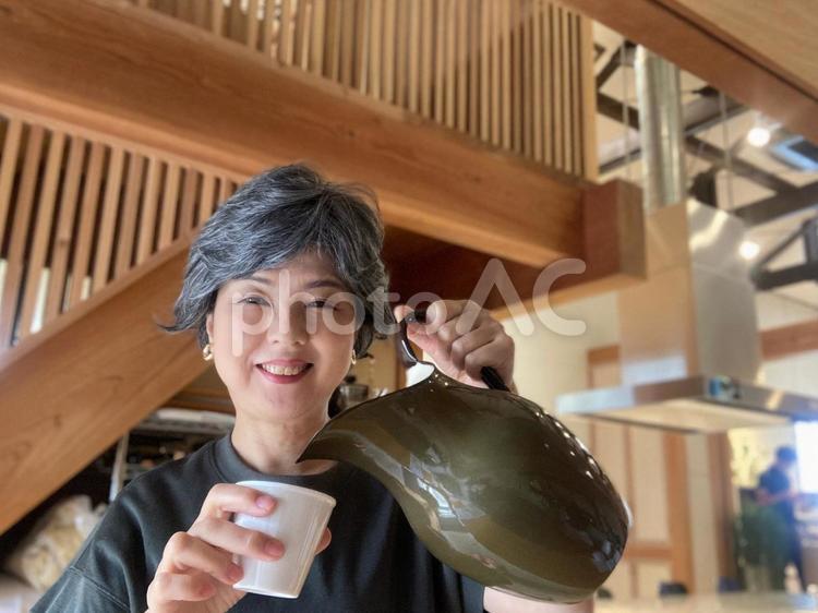 コーヒーを淹れる主婦 コーヒー,主婦,休憩の写真素材