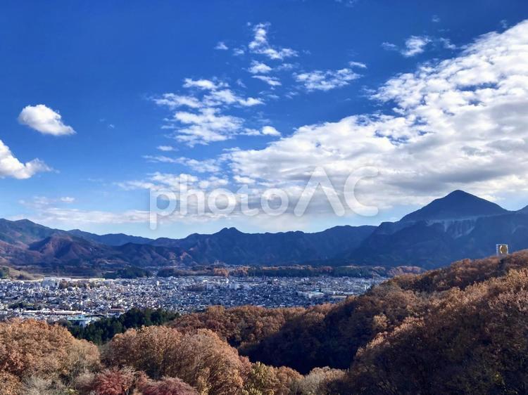 山頂から眺める街並みと山岳の風景 山頂,眺め,街並みの写真素材