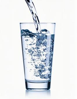 注がれる炭酸水の瞬間 注がれる炭酸水の瞬間の写真
