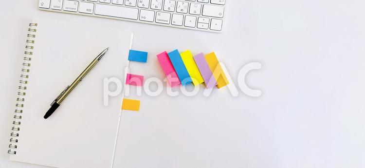 筆記用具　付箋の付いたノートとボールペン 筆記用具,文房具,事務用品の写真素材
